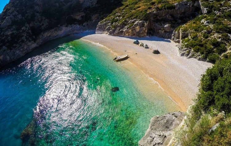 Revista Culture Trip: Befasohuni nga plazhet e klasit boteror te Rivieres Shqiptare